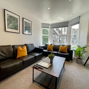 8 Person, 4 Bedroom Light, Warm & Modern Cardiff